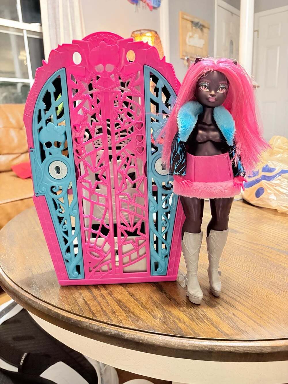 Monster High Skulltimate Secrets Hauntlywood Mysteries Doll Catty Noir with 19+